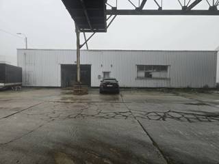 Entrepôt de 840 m² à louer. L'entrepôt dispose d'une hauteur libre de 3,5 mètres, d'une porte sectionnelle, de toilettes et d'un raccordement à...