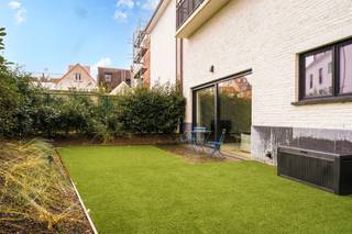 <p><span>Appartement de plain-pied exclusif avec jardin privatif dans le prestigieux projet </span><span>The Crown</span><span> Knokke</span></p><p><span>Situé dans le projet de standing The Crown, en plein coeur de Knokke, cet appartement de plain-pied exceptionnel d'environ 90 m² bénéficie d'un jardin et d'une terrasse privatifs d'environ 45 m², idéalement situés à l'arrière du bâtiment. Un emplacement unique : central, à proximité immédiate de la Lippenslaan et de ses commerces, tout en étant à labri de l'agitation. La mer se trouve à 10 minutes à pied.</span></p><p><span>L'appartement se distingue par une finition ultra-luxueuse, unique au sein de l'immeuble, et est proposé entièrement meublé et décoré, offrant une expérience résidentielle clé en main.</span></p><p><span>Il se compose d'un hall d'entrée accueillant avec vestiaire, d'un débarra pratique, un WC invités, séjour spacieux et lumineux avec coin repas, frigo à vin intégrée et larges baies vitrées donnant sur le jardin. La cuisine ouverte, entièrement équipée, dispose d'électroménagers MIELE haut de gamme.</span></p><p><span>L'appartement comprend également deux chambres avec placards intégrés sur mesure et une salle de bains élégante entièrement aménagée. Les matériaux nobles, les grandes surfaces vitrées et l'agencement réfléchi garantissent un confort de vie exceptionnel.</span></p><p><span>Une place de parking individuelle à acheter (+ € 70.000). Un local vélos est également prévus dans le parking souterrain. Climatisation, installation électrique conforme et PEB E43 complètent ce bien rare.</span></p><p><span> </span></p><p><span>Une opportunité unique pour ceux qui recherchent le luxe absolu, le calme et le confort, combinés à un emplacement privilégié à Knokke.</span></p>