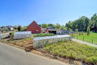 pen bebouwing in het landelijke Tielt-Winge, met een ruime tuin en vlotte verbinding naar scholen en invalswegen.<p><br /></p><p>Deze woning uit 1963 combineert een rustige ligging met een praktische indeling en veel buitenruimte. De open bebouwing beschikt over een tuin van 792 m² waar je volop kan genieten van rust en privacy. Binnen vind je een lichtrijke woonkamer met open haard, een functionele keuken en een veranda met zicht op de tuin. Met 3 slaapkamers en 2 badkamers biedt deze woning voldoende ruimte voor gezinnen of wie extra comfort zoekt. Dankzij de landelijke omgeving en de goede bereikbaarheid woon je hier in een aangename balans tussen rust en dagelijkse voorzieningen.</p><p><br /></p><p>Belangrijkste ruimtes:</p><p>• Woonkamer met open haard en veel natuurlijke lichtinval</p><p>• Keuken uitgerust met dubbele spoelbak, vaatwasser en gaskookplaat</p><p>• Veranda met aangenaam zicht op de tuin</p><p>• 3 slaapkamers met diverse indelingsmogelijkheden</p><p>• 2 badkamers, waarvan één met inloopdouche en één met ligbad</p><p>• Berging met aansluiting voor wasmachine en droogkast</p><p>• Garage met kantelpoort</p><p>• Ruim terras aansluitend op de tuin</p><p>• Tuin van 792 m² met veel buitenruimte</p><p><br /></p><p>Troeven:</p><p>• Open bebouwing in een landelijke omgeving</p><p>• Ruime tuin van 792 m²</p><p>• Goede bereikbaarheid nabij scholen en invalswegen</p><p><br /></p><p>Neem vandaag nog contact op voor een bezoek.</p><p><br /></p><p>JOUW DROOMHUIS. ZO GEVONDEN!</p>