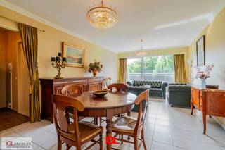 IGL stelt u dit  mooi appartement in goede staat voor te Anderlecht met prachtig zicht op het kanaal.<br /><br />Gelegen op het 4e verdiep, bestaat het appartement uit een inkomhal met ingebouwde kaste, een lichtrijke woonkamer en een afgesloten, ingerichte keuken. De 2  ruime slaapkamers en ingerichte badkamer zijn bereikbaar via een handige nachthal. Over de hele lengte van het terras beschikt men over een Zuidgeoriënteerd terras met knap zicht op Anderlecht kanaal met zijn fijne wandel- &amp; fietszone.<br /><br />Supplementair kan een inpandige garage aangekocht worden aan €30.000,00<br /><br />Het appartement is bevindt zich in een netjes onderhouden mede-eigendom en is gelegen op wandelafstand van Metro Veeweyde, met winkels, scholen en openbaar vervoer in directe nabijheid. Door zijn strategische ligging nabij de verkeersas Anderlecht Industrie, is het appartement zeer makkelijk bereikbaar per auto en bevindt men zich op amper 5 minuten van de R0.<br />De recent aangelegde fietssnelweg tussen Brussel-Zuid en Halle zorgen ervoor dat u zich ook hier makkkelijk kan verplaatsen.<br /><br />Op heden bedragen de lasten bedragen +/-300€ maand, hierin zitten alle kosten voor verwarming, water, onderhoud en verbruik van de gemene delen, syndicus en lift inbegrepen.<br /><br />Bent u op zoek naar een leuk appartement met mooi zicht? Contacteer ons dan voor een bezichtiging via telefoon 02 378 04 44 of via mail info@immogrootleeuw.be!