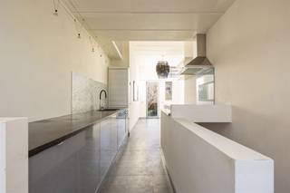 <p><span> </span></p><p><span>Wakker worden met zicht op groen, een eigen stadstuin én een verrassend ruime duplexindeling? Dit gelijkvloers duplexappartement ligt in een rustige straat recht tegenover het Krugerpark. Je woont hier in een levendige buurt met buurtwinkels, gezellige horeca zoals Bar Leon en cultuurhuis De Roma vlakbij, terwijl je tegelijk geniet van rust, licht en een eigen buitenplek.</span></p><p><span> </span></p><p><span>Licht, ruimte en hoge plafonds</span></p><p><span>Je komt het appartement binnen via de leefruimte op de eerste verdieping, een aangename plek met grote ramen en zicht op het park. De vloer is afgewerkt met een strakke tegel die mooi doorloopt richting de keuken. De open keuken sluit naadloos aan op de leefruimte en is praktisch ingericht met een keramisch kookvuur, dampkap, dubbele spoelbak, heteluchtoven en heel wat kastruimte. Het natuurstenen werkblad en de grijze kasten geven de keuken een tijdloze uitstraling. De mozaïektegels aan de spoelzone en de glazen spatwand achter het kookvuur zorgen voor een leuke afwerking. Hier kook je met zicht op de eetruimte achteraan.</span></p><p><span>Achter de keuken bevindt zich de eetkamer. Dankzij de hoge plafonds van maar liefst ca 3,25 m voelt het hier extra ruim en licht aan. Via de achterdeur met navolgend een inox trap heb je toegang tot je groene stadstuin. </span></p><p><span> </span></p><p><span>Rustige kamers en een verrassende indeling</span></p><p><span>Via de trap ga je naar het gelijkvloers, waar de nachthal uitgeeft op de twee slaapkamers, badkamer en het aparte toilet. De eerste slaapkamer heeft ingemaakte kasten en kijkt uit op het park aan de straatzijde.  De tweede, grotere slaapkamer ligt aan de tuinzijde en heeft een bijzonder extraatje: een ligbad en lavabomeubel in de kamer zelf. Via deze kamer heb je ook toegang tot de tuin.</span></p><p><span>De badkamer is compact maar praktisch ingericht met een ruime inloopdouche, lavabomeubel en ingemaakte schapjes, en geniet van natuurlijk licht. Daarnaast is er nog een apart toilet en een wasplaats met aansluiting voor wasmachine en droogkast. De indeling van het gelijkvloers is mooi te zien op het grondplan.</span></p><p><span> </span></p><p><span>Stadstuin als groene buitenkamer</span></p><p><span>Achteraan ligt de gezellige stadstuin van ongeveer 30 m², een fijne combinatie van klinkers en groen. Dankzij de noordoostelijke oriëntatie heb je hier een rustige plek waar het in de lente en zomer heerlijk groen en aangenaam vertoeven is, met weinig inkijk.</span></p><p><span> </span></p><p><span>Wonen tussen park, cultuur en stad</span></p><p><span>De ligging is een grote troef: recht tegenover het Krugerpark, ideaal voor een wandeling, picknick of om gewoon even te ontsnappen aan de stadsdrukte. In de buurt vind je tal van leuke plekken zoals Bar Leon en cultuurhuis De Roma. Voor dagelijkse boodschappen hoef je niet ver: buurtwinkels liggen op wandelafstand.  Ook praktisch zit je hier goed: een Velo-station ligt op amper 100 meter, openbaar vervoer is vlakbij en je rijdt makkelijk de stad uit richting Ring of Singel.</span></p><p><span> </span></p>
