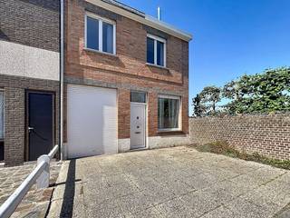 This house enjoys an extremely quiet location in the heart of Ruiselede, combined with a beautiful plot area of 337m², this semi-detached building offers the ultimate basis for your dream home in Ruiselede! A unique opportunity for those looking for space, privacy and plenty of opportunities.Advantages:- Solid basis for a reliable start to your renovation work- Thanks to the 3 full bedrooms (optional 4), there is plenty of space for a modern family- Comfortable parking- Beautiful plot: the total area of approximately 337m² offers great opportunities for creating a pleasant garden and/or terrace- Top location: Located in an extremely quiet street in the center of Ruiselede. Shops, schools and public transport are within walking distance.Do you see the potential of this semi-detached building and do you want to make it your dream home? Then contact us for additional information or to schedule a visit!This property is subject to the renovation obligation imposed by the Flemish government for residential buildings (unless demolished within 5 years of purchase). For more information, consult the website of the Flemish Energy and Climate Agency at https://www.vlaanderen.be/een-woning-kopen/renovatieverplichting-voor-residentiele-gebouwenRegister of measures: pending