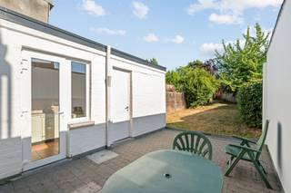 Ideaal handelspand met woonst.Centraal gelegen eigendom met handelsruimte en woonst!Bent u op zoek naar de ideale combinatie van wonen en werken? Dan is deze centraal gelegen eigendom zeker een bezoek waard. Het pand bestaat uit een handelsruimte, momenteel ingericht als kapperszaak, met een aansluitende woonst. Perfect voor wie een praktijk, kantoor, handelszaak of andere professionele activiteit wil combineren met comfortabel wonen.Troeven: centraal gelegen, dubbele beglazing, centrale verwarming op aardgas, ideaal voor mensen op zoek naar een combinatie van wonen en werken.Bezoek na afspraak met Immo Beguin: tessa@immobeguin.be