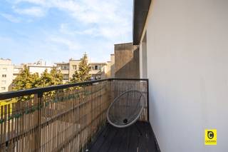 Welkom in dit prachtig gerenoveerde appartement gelegen in het Antwerpen 2020 district. Gelegen op de derde verdieping biedt dit...