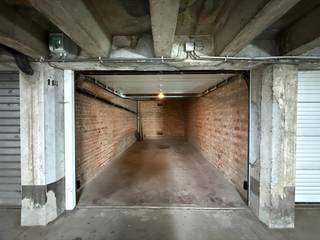 Deze goed gelegen garagebox bevindt zich op een toplocatie nabij het Citadelpark en op korte afstand van het station Gent-Sint-Pieters.<br /><br />De garage is voorzien van een recente automatische poort, wat zorgt voor extra comfort en gebruiksgemak.<br /><br />Ideaal voor eigen gebruik, als veilige parkeerplaats of als investering in een buurt waar parkeerplaatsen schaars zijn.<br /><br />Onmiddellijk beschikbaar.<br /><br />Interesse? Contacteer ons gerust voor meer informatie.