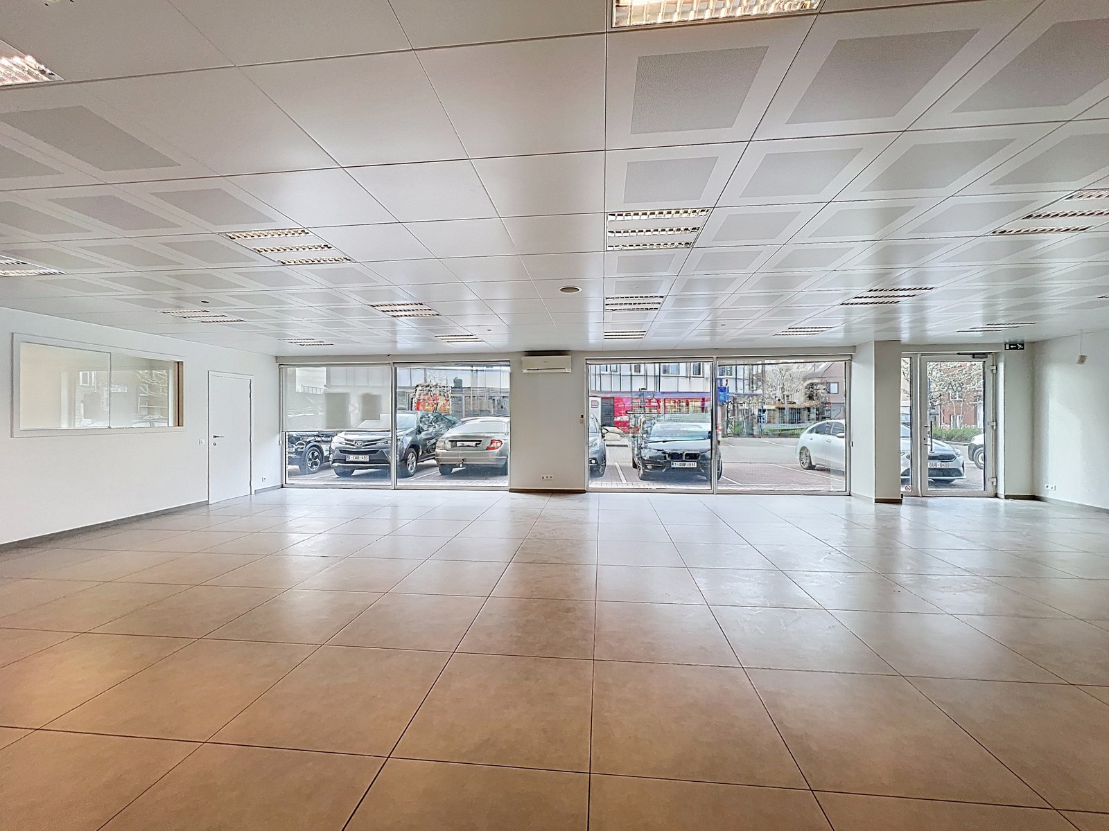 Volledig instapklare LICHTRIJKE commerciële ruimte ± 185m² (kantoor, diensten, vrije beroepen,...) in het CENTRUM! - photo 2