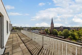 <p><strong>Vernieuwd dakappartement met zuidgericht dakterras en prachtig uitzicht</strong></p><p>Dit vernieuwde en lichtrijke appartement bevindt zich op de 7de en hoogste verdieping van een verzorgd gebouw met lift, tussen het centrum van Hoboken en Wilrijk. Dankzij de ligging als enige appartement op deze verdieping geniet u hier van extra rust en privacy.</p><p> </p><p>Via de private inkomhal komt u binnen in de hal met vestiairekast. De ruime living van ca. 32 m² biedt een aangename leefruimte met veel lichtinval. Aansluitend bevindt zich de recent vernieuwde keuken van ca. 5 m², praktisch ingericht en netjes afgewerkt.</p><p>Verder beschikt het appartement over een berging van ca. 2 m², een slaapkamer van ca. 10 m² met een aansluitende dressing van ca. 5 m² die perfect kan dienen als dressing, bureau of compacte tweede slaapkamer. De ruime badkamer van ca. 7 m² is uitgerust met een hoekbad, lavabo, toilet en voorzieningen voor wasmachine en droogkast.</p><p>De absolute troef is het grote zuidgerichte dakterras van ca. 24 m², waar u geniet van een prachtig open uitzicht en volop zon.</p><p> </p><p></p><p> </p><p><strong>Locatie</strong></p><p>Het appartement is centraal gelegen tussen Hoboken en Wilrijk, met winkels, scholen, openbaar vervoer en dagelijkse voorzieningen in de nabije omgeving. Dankzij de vlotte verbindingen naar belangrijke invalswegen en het centrum van Antwerpen woont u hier zowel rustig als strategisch.</p><p> </p><p></p><p> </p><p><strong>TROEVEN</strong></p><p>+ Dakappartement op de 7e en hoogste verdieping</p><p>+ Groot zuidgericht dakterras van ca. 24 m²</p><p>+ Recent vernieuwde keuken</p><p>+ Elektriciteit conform AREI tot 2051!</p><p>+ EPC-label C en asbestveilig</p><p>+ PVC ramen van 2016 en geïsoleerd dak</p><p> </p><p></p><p> </p><p>Stedenbouwkundig uittreksel in aanvraag.</p>