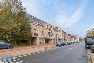 Dit prachtige 2-slaapkamer appartement bevindt zich in de stijlvolle Residentie Biegracht, voorzien van een lift en een eigen staanplaats in de kelder voor uw auto.<br />Het appartement biedt een ruim gevoel door de overvloedige lichtinval en beschikt over een handige, ruime berging.<br /><br />De open keuken is praktisch ingedeeld en verbindt naadloos met de woonruimte, ideaal voor gezellige avonden met vrienden of familie.<br />Daarnaast beschikt het appartement over een moderne badkamer en een apart toilet (WC).<br />De ramen zijn uitgevoerd in duurzaam PVC met dubbel glas, wat bijdraagt aan een gunstig EPC en lage energiekosten.<br /><br />Belangrijkste kenmerken:<br />Locatie: Residentie Biegracht<br />Slaapkamers: 2 ruime slaapkamers<br />Parkeerplaats: Eigen staanplaats in de kelder<br />Berging: Ruime berging inbegrepen<br />Keuken: Open keuken<br />Badkamer: Moderne badkamer<br />Extra’s: Apart toilet, PVC ramen met dubbel glas<br />Energie: Gunstige EPC door goede isolatie en lichtinval<br />Dit appartement is perfect voor wie op zoek is naar een comfortabel en energiezuinig huis in een goed onderhouden residentie.<br /><br />Heb je interesse? Neem contact op met Immo Center op <strong>0497523595 </strong>of stuur een e-mail naar info@immo-center.be voor meer informatie of een bezichtiging.