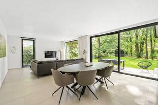 Deze moderne en energiezuinige villa (E-peil -4) is gelegen in een rustige en bosrijke straat te Oud-Turnhout. Deze eigendom dateert van 2024 en is afgewerkt met kwalitatieve materialen. De villa omvat een prachtige leefruimte met zithoek, eetgedeelte en ingerichte leefkeuken, speel/hobbyruimte/bureau, wasplaats, 3 slaapkamers, 2 badkamers, dressing, bergplaats, ruime inpandige fietsenberging, tuin met buitenberging en carport voor het plaatsen van 2 wagens.<br /><br />Gelijkvloers:<br />U betreedt de woning via de inkomhal met apart toilet die rechtstreeks uitzicht geeft op de tuin. <br />De woonkamer en keuken baden in het daglicht door de grote glaspartijen aan de achterzijde van de woning. Deze ruimtes sluiten naadloos op elkaar aan maar voelen door de doordachte architectuur toch gezellig aan. Naast de woonkamer een bureelruimte/speelruimte/...<br /><br />De moderne keuken is volledig geïnstalleerd met hoogwaardige toestellen (koelkast met vriesvak, 2 combi-ovens, inductievuur en vaatwasmachine) en beschikt over veel kastruimte en een composieten werkblad met ingewerkte eettafel. <br />Aanpalend aan de keuken vinden we een praktische berging terug en toegang tot de zeer ruimte fietsenberging dewelke eventueel ook gebruikt kan worden als garage. <br /><br />Eerste verdieping:<br />Het mastergedeelte is volledig apart voorzien en bestaat uit een ruime slaapkamer met uitzicht op de tuin, een ruimte in te richten als dressing en een indrukwekkende badkamer met inloopdouche, dubbele lavabo en losstaand bad in solid surface.<br />Overigens bevinden er zich 2 extra slaapkamers en een aparte douchekamer met inloopdouche en lavabomeubel. Het toilet is apart voorzien.<br /><br />Tuin:<br />De tuin biedt een groen uitzicht achteraan en is volledig omheind. <br />Via de tuin hebben we bovendien toegang tot een tuinberging.<br /><br />Buitengewone kenmerken: <br />- Vloerverwarming<br />- Rolluiken aanwezig in de slaapkamers<br />- Regenwaterput van 5000l aangesloten op toiletten + buitenkraan<br />- Alarm aanwezig