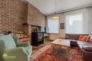 <p><span>Rustig gelegen woning met 3 slaapkamers en ruime garage te Gijzegem </span></p><p><span>In het charmante Gijzegem, op wandelafstand van de gezellige dorpskern, bevindt zich deze rustig gelegen woning in een doodlopende straat ideaal voor wie houdt van privacy en een aangename woonomgeving.</span></p><p><span>Dankzij de centrale ligging zijn Aalst, Dendermonde en omliggende gemeenten vlot bereikbaar. Winkels, scholen en openbaar vervoer bevinden zich bovendien in de nabije omgeving.</span></p><p><span>Indeling:</span></p><p><span>Op het </span><span>gelijkvloers</span><span> beschikt de woning over een gezellige leefruimte, een volledig ingerichte keuken, een toilet en een aparte bureauruimte, perfect voor thuiswerk, een hobby of extra bergruimte. </span></p><p><span>Op de</span><span> eerste verdieping</span><span> bevindt zich een nachthal die toegang biedt tot de 3 slaapkamers en de badkamer. De zolder, bereikbaar via een vaste trap, biedt nog tal van mogelijkheden en kan volledig naar eigen smaak worden ingericht.</span></p><p><span>Een absolute troef is de uitzonderlijk ruime garage van ca. 70 m². Deze biedt tal van mogelijkheden en is ideaal voor autoliefhebbers, motorrijders of wie nood heeft aan een werkplaats of extra opslagruimte.</span></p><p><span>Achteraan de woning bevindt zich een veranda die uitgeeft op een zonnig, zuidgericht terras met extra bergruimte, waar je in alle rust en privacy kan ontspannen.</span></p><p><span>Troeven:</span></p><ul><li><span>Rustige ligging in een doodlopende straat nabij de dorpskern </span></li><li><span>3 volwaardige slaapkamers + aparte bureauruimte </span></li><li><span>Ruime garage van ca. 70 m² ideaal voor hobby, werk of opslag </span></li><li><span>Zongericht terras met bergplaats </span></li></ul><p><span> </span></p><p><span>Voor meer info of een bezoek: </span><span><span>info@immotwins.be</span></span><span> - 052/55.55.55. </span><span>Dit pand wordt aangeboden met </span><span>instelprijs 249.000 euro</span><span>, Wees er snel bij voor de snelle beslissers !</span></p><p><span> </span></p><p><span> </span></p>