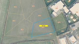 Op een rustige en residentiële locatie in Middelkerke bieden wij dit perceel grond van maar liefst <strong>742 m² </strong>te koop aan met interessante ontwikkelingsmogelijkheden, gelegen in de <strong>Viooltjeslaan te Middelkerke.</strong><br />Het perceel bevindt zich in de Viooltjeslaan met dichtbij het centrum, winkels, openbaar vervoer en de kust. Dankzij de ruime oppervlakte biedt het perceel interessante mogelijkheden voor wie op zoek is naar een <strong>eigendom met toekomstpotentieel</strong> op een aantrekkelijke locatie aan de Belgische kust;<br /><br /><u>TROEVEN</u>
<ul>
<li>Ruim perceel van 742 m²;</li>
<li>Gelegen in de <strong>Miamiwijk</strong> van Middelkerke</li>
<li>Rustige en residentiële omgeving;</li>
<li>Nabij het centrum en de kust;</li>
<li>Interessant voor particulier, investeerder of projectontwikkelaar;</li>
</ul>
Interesse? Contacteer bureau Caenen Westende voor verdere toelichting;<br />