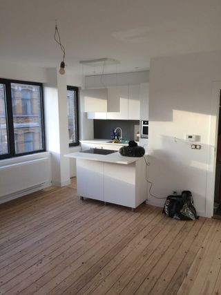 Lichtrijk 1-slaapkamer appartement in het centrum van Edegem.<br />Rustig en centraal gelegen, dichtbij openbaar vervoer, winkels , scholen, universteiten, ziekenhuizen...<br />Volledig ingericht met Wasdroger, Vaatwasser, Oven, Keramische Kookplaat op kookeiland, ...<br />Houten vloeren. Klein gebouw, geen syndicuskosten.