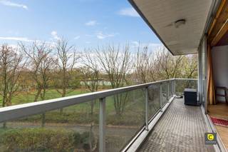 <p><span>Ruim appartement met 4 slaapkamers en terrassen op topligging aan de Fruithoflaan</span></p><p><span>Op een gegeerde locatie aan de Fruithoflaan, op de 3de verdieping van een verzorgd gebouw, bevindt zich dit uitzonderlijk ruime appartement met een bewoonbare oppervlakte van 144 m² (cfr. EPC). Dankzij de royale volumes, de overvloedige lichtinval en het open zicht op groen biedt dit appartement een uitstekende basis voor wie op zoek is naar ruimte, comfort en potentieel.</span></p><p><span> </span></p><p><span>Indeling</span></p><p><span>Leefruimte &amp; keuken</span></p><p><span>De leefruimte geniet van grote schuiframen over de volledige breedte, wat zorgt voor een aangename lichtinval en een mooi, groen uitzicht. Aansluitend bevindt zich de halfopen keuken, die perfect geïntegreerd is in de leefruimte en eveneens baadt in het daglicht. Zowel aan de voor- als achterzijde van het appartement is er een terras, waardoor u op elk moment van de dag kan genieten van zon en buitenruimte.</span></p><p><span> </span></p><p><span>Slaapkamers &amp; badkamers</span></p><p><span>Het appartement beschikt over maar liefst vier volwaardige slaapkamers, wat het bijzonder geschikt maakt voor grotere gezinnen, co-housing of wie wonen en werken wil combineren.</span></p><p><span>Twee slaapkamers zijn voorzien van een ensuite badkamer: één met ligbad en één met douche. Daarnaast is er in de hal nog een derde douchekamer, wat zorgt voor extra comfort en flexibiliteit. In totaal zijn er drie toiletten, een absolute meerwaarde voor een appartement van dit formaat.</span></p><p><span> </span></p><p><span>Kelder &amp; garagebox</span></p><p><span>Ondergronds is er nog een ruime dubbele kelderruimte inbegrepen. Een ruime garagebox kan mee aangekocht worden aan 27.500 euro.</span></p><p><span> </span></p><p><span>Troeven</span></p><p><span>- Bewoonbare oppervlakte van 144 m² cfr. EPC</span></p><p><span>- 4 ruime slaapkamers</span></p><p><span>- 2 badkamers ensuite + extra douchekamer</span></p><p><span>- 3 toiletten</span></p><p><span>- Terras aan voor- én achterzijde</span></p><p><span>- Grote schuiframen en veel natuurlijke lichtinval</span></p><p><span>- Open zicht op groen</span></p><p><span>- Gelegen op de 3de verdieping op een centrale locatie aan de Fruithoflaan</span></p><p><span> </span></p><p><span>Een zeldzaam groot appartement op een uitstekende ligging, met een indeling en ruimteaanbod dat tal van mogelijkheden biedt voor wie zijn eigen woonverhaal wil realiseren in één van de meest gegeerde lanen van Berchem.</span></p>