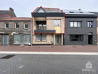 PLUSPUNTEN: <br />+ perceeloppervlakte: 584 m²<br />+ bewoonbare oppervlakte: 163 m²<br />+ 2 slaapkamers<br />+ groot terras met buitentrap<br />+ voorzien van carport<br />+ bereikbaar via achterzijde van perceel<br />+ Peer centrum<br />+ interessante investering, verhuurd<br /><br />ALGEMEEN:<br />Welkom in dit ruime en instapklare duplexappartement in het hart van Peer. Met een royale bewoonbare oppervlakte van 163 m² combineert deze woning ruimte, comfort en een centrale ligging op wandelafstand van winkels, horeca en alle dagelijkse voorzieningen.<br /><br />Het appartement maakt deel uit van een kleinschalig gebouw met slechts twee wooneenheden, wat garant staat voor extra privacy en een aangename woonomgeving. De lichtrijke leefruimte met open keuken vormt het gezellige hart van de woning en sluit perfect aan op de praktische indeling. Verder beschikt het duplexappartement over twee volwaardige slaapkamers, een badkamer, berging en twee aangename terrassen waar u in alle rust kan genieten. Dankzij de doordachte indeling en de ruime oppervlaktes voelt deze woning bijzonder open en comfortabel aan.<br /><br />De woning verkeert in instapklare staat en is zowel interessant voor eigen bewoning als voor investeerders. Ook het gelijkvloerse appartement in hetzelfde gebouw is nog beschikbaar via onze website. Voor wie op zoek is naar een interessante totaalopportuniteit, bestaat bovendien de mogelijkheid om het volledige gebouw aan te kopen.<br /><br />Een unieke kans voor wie ruim en centraal wil wonen in een kleinschalige residentie met tal van mogelijkheden.<br /><br />INDELING:<br />+0: gemeenschappelijke inkomhal, carport<br />+1: inkomhal, toilet, leefruimte met open keuken, berging, 2 terrassen<br />+2: 2 slaapkamers, badkamer, berging<br /><br />FINANCIERING:<br />Opgelet: voor woningen gelegen in België zijn enkel Belgische hypotheken mogelijk. Maak tijdig een afspraak zodat u zich op voorhand kan bevragen over de mogelijkheden. Kandidaat-kopers die hun financiële plaatje al hebben voorbereid, wekken altijd meer vertrouwen.<br /><br />SUCCESVOL VERKOPEN?<br />Dankzij succesvolle transacties zijn wij steeds op zoek naar nieuw aanbod voor onze zoekende kandidaat-kopers en -huurders. Overweegt u te verkopen of te verhuren? Informeer vrijblijvend naar onze werkwijze.<br /><br />HOUD ME OP DE HOOGTE:<br />Niet gevonden wat u zocht? Schrijf u gratis in op onze website zodat u vrijblijvend op de hoogte wordt gebracht van nieuw aanbod: https://www.immosign-plus.be/nl/hou-me-op-de-hoogte/<br /><br />Heeft u interesse in dit ruime duplex-appartement? Contacteer ons dan op +32 89 87 03 67 of mail naar info@immosign-plus.be voor het maken van een vrijblijvende afspraak.