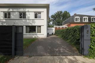 <p>Achter de witte gevel van deze vrijstaande villa wacht een ruime gezinswoning op een prachtig perceel van maar liefst 832 m².<br />We beginnen binnen.<br />De leefruimte is royaal en baadt dankzij de vele ramen in het daglicht. Een grote zithoek om languit te verdwijnen in de zetel, een eetplaats waar zonder moeite familie en vrienden aanschuiven. Aansluitend ligt de keuken, praktisch ingericht en met zicht op het groen. Daarnaast bevindt zich nog een handige berging.</p>
<p>En wie denkt dat we daarmee alles op het gelijkvloers gezien hebben, heeft het mis...<br />Vanuit de berging wandel je namelijk verder naar de <strong>poolhouse</strong>. Al doet die naam de ruimte eigenlijk wat tekort.<br />Hier werd een studio ingericht, compleet met eigen slaapkamer en een badkamer. Bovendien heeft ze ook een aparte toegang van buitenaf.<br />Een tiener die stilaan droomt van wat meer zelfstandigheid? Logés die graag blijven slapen, maar ook hun eigen plek appreciëren? Een au pair?</p>
<p>Achter de woning ligt een heerlijk diep perceel, omringd door volwassen groen. Een groot terras loopt over in de tuin en helemaal achteraan zorgen de hoge bomen voor privacy.<br />En dan hebben we het zwembad nog niet gehad.<br />Want ja… <strong>hier zwem je gewoon thuis.<br /></strong>Het ruime zwembad werd gerenoveerd en kreeg een volledige overkapping. Op frissere dagen zwem je beschut, zodra de zon zich laat zien kan de constructie worden geopend en verandert het geheel in een heerlijk buitenbad.<br />Baantjes trekken voor het ontbijt? Een frisse duik na het werk?<br />Of kinderen die op een zomerdag alleen nog uit het water komen omdat er eten op tafel staat?<br />Wij zien het alvast gebeuren!<br />En het fijne is: ondanks het zwembad blijft er nog méér dan voldoende tuin over. Om te voetballen, te spelen, languit in het gras te liggen of gewoon te genieten onder de bomen.<br />Op de 1<sup>ste</sup> verdieping bevinden zich <strong>vier slaapkamers en twee badkamers</strong>.</p>
<p>De woning dateert oorspronkelijk uit 1970 en werd in 2016 gerenoveerd.<br />Verwarming gebeurt via een condensatieketel op gas en ook een alarmsysteem is aanwezig.<br />En dat allemaal op een bijzonder gegeerde locatie in de <strong>Elsdonkwijk</strong>.</p>
<p>Het enige gevaar?<br />Dat vrienden plots opvallend vaak voorstellen om bij jullie af te spreken.</p>
<p>Troeven:<br />- Vrijstaande villa in de Elsonkwijk<br />- Prachtig diep en groen perceel<br />- Overdekt zwembad, volledig te openen<br />- Ruim terras en veel tuinruimte<br />- Royale en lichtrijke leefruimte<br />- 5 volwaardige slaapkamers<br />- 3 badkamers<br />- Berging<br />- Garage / studio / hobbyruimte / poolhouse<br />- Renovatie in 2016<br />- Condensatieketel op gas<br />- Alarmsysteem<br />- Goede en praktische indeling</p>