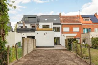 <p>Appartement au rez-de-chaussée superbement rénové à Ekeren-Donk.<br />Rénovation complète et économe en énergie avec des matériaux raffinés.<br />À quelques pas des commerces, des écoles et des transports en commun.<br />Agencement : très grand salon avec parquet à chevrons, cuisine ouverte entièrement équipée avec tous les appareils électroménagers, WC séparé, salle de bains avec douche à l'italienne pratique, armoire à linge, chambre calme côté jardin, grand jardin avec terrasse ensoleillée.<br />Atouts : sans amiante, installation électrique conforme, EPC « A » (panneaux solaires privatifs inclus), compteurs individuels –> faibles charges<br />Cave de rangement incluse <br />Possibilité d'acheter la parcelle de terrain située à l'arrière pour la construction d'un garage (jouxte la parcelle à l'arrière) moyennant un supplément.</p>