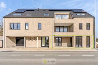 IDEALIS VASTGOED – GELIJKVLOERS NIEUWBOUWAPPARTEMENT MET 1 SLAAPKAMER, KELDERBERGING EN EEN ONDERGRONDSE AUTOSTANDPLAATS AAN 6% BTW!<br />*Vermelde prijs is incl. kelderberging en autostandplaats<br /><br /><strong><u>LIGGING:</u></strong><br />- Dit appartement is gelegen midden in de dorpskern van Gestel (Meerhout). Vanuit het appartement heeft u binnen enkele passen de toegang tot horeca, supermarkt, sport- en cultuurfaciliteiten en openbaar vervoer.<br /><br /><strong><u>INDELING: </u></strong><br />- private inkomhal – centrale hal – woonkamer met aansluitende overdekt terras – open keuken met aansluitend berging – slaapkamer, tevens met toegang tot terras – badkamer<br /><br /><strong><u>TERRAS:</u></strong><br />- Overdekt terras -<br /><br /><strong><u>GARAGE:</u></strong><br />- Ondergrondse autostandplaats –kelderberging –<br /><br /><strong><u>EXTRA TROEVEN:</u></strong><br />- Zeer goede ligging<br />- Nieuwbouwappartement<br />- Vloerverwarming<br />- Zonnepanelen<br />- Kleine residentie<br />- Aan te kopen aan 6% BTW<br /><br /><strong>O-peil: </strong>niet overstromingsgevoelig<br />€40.000 + €4.800<br />€219.735 + €13.184,1<br />Totaal: <strong>€277.719,10</strong><br /><br /><strong>Benieuwd naar dit appartement? Ons IDEALIS Team geeft U met plezier en steeds vrijblijvend de nodige informatie via e-mail, ter plaatse of op ons kantoor te Pelt.<br />Wenst U advies omtrent uw eigen woning? Graag plannen wij vrijblijvend met U een afspraak in om onze expertise met U te delen, steeds tot Uw dienst!!<br />Neem contact op met IDEALIS VASTGOED op 011/515 565 of mail naar info@idealisvastgoed.be!</strong><br /> 