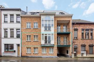 Een instapklaar appartement in het centrum van Diest met lift, 2, mogelijk 3 slaapkamers, groot terras én parking?In de Begijnenstraat vind je...