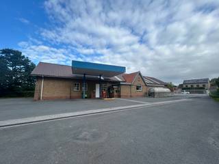 Commercieel goed gelegen loods van 400m². * met parking * op 2 km markt Ieper * opp: 3m op 10m * automatische poort 8m breed 4m hoog * betonnen vloer...