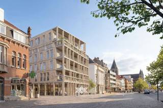 Dit drieslaapkamerappartement van 128 m² is gelegen op het tweede verdiep en de indeling is als volgt: een inkomhal met plaats voor een vestiairekast, een lichtrijke woonkamer met open keuken, een praktische berging, een afzonderlijk toilet, drie slaapkamers en twee badkamers. Het terras heeft een oppervlakte van 21,8 m², is zuidwestelijk georiënteerd en kijkt uit over de Markt. <br /><br />Dit appartement bevindt zich in Stadshove, een nieuwe en hedendaagse woonplek gelegen pal in de kern van de Stad Deinze. Gelegen te midden de Markt van Deinze, combineert Stadshove haar zeer centrale ligging met een hoogwaardige, tijdloze architectuur met alle hedendaagse wooncomfort. Het is de ideale keuze voor wie comfortabel, energiezuinig en standingvol wil wonen vlakbij alle voorzieningen. De appartementen binnen Stadshove zijn ontworpen met zeer veel aandacht voor uiteenlopende woonwensen. Sommige bieden een prachtig uitzicht op de levendige Markt, terwijl andere zich richten op de rust van de binnentuin en het karaktervolle oude Stadhuis. <br /><br />Met zijn combinatie van een hedendaagse architectuur, hoogwaardige afwerking, zorgvuldig uitgedachte indelingen, future-proof technieken en een absolute topligging is Stadshove een nieuwbouwproject voor de bevoorrechte koper. Het belooft niet alleen een aangename woonplek te zijn, maar ook een nieuwe blikvanger op de Markt van Deinze.