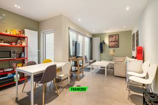 Ontdek deze karaktervolle eengezinswoning in de Sint-Lievenspoortstraat te Gent, in een levendige en goed bereikbare stadsbuurt waar alles binnen handbereik is. De combinatie van gezinnen en studenten zorgt voor een evenwichtige sociale mix, wat positief bijdraagt aan de samenhorigheid en het veiligheidsgevoel in de buurt.<br /><br />De dagdagelijkse benodigdheden als verscheidene scholen, het openbaar vervoer en een aantal gezellige horecazaken liggen allemaal vlakbij. Dankzij de vlotte verbinding met met de belangrijkste invalswegen staat u zo op uw gewenste locatie. <br /><br />De gelijkvloerse verdieping werd iets meer dan 10 jaar volledig en met de nodige zorg gerenoveerd. Daardoor komt u bij het betreden van de woning terecht in een open ruimte, die op heden dienst doet als een praktische berging. Deze berging leidt u verder via een aparte toegangsdeur naar de hal die toegang biedt tot de volledig ingerichte keuken en de woonkamer. De gezellige leefruimte baadt in natuurlijk licht en vormt het hart van de woning, als een aangename plek om samen te komen. Hier vindt u de toegang tot de aangename stadskoer waar u in alle rust kunt genieten van de buitenlucht, midden in de stad. Op dit gelijkvloers bevinden zich ook een recent vernieuwde badkamer en een apart toilet. <br /><br />De eerste verdieping biedt twee comfortabele slaapkamers. <br /><br />De bovenverdieping herbergt nog twee bijkomende slaapkamers, waarvan één met een praktische kitchenette, een extra badkamer en een mezzanine die momenteel als slaapkamer is ingedeeld. <br /><br />Deze woning is ideaal voor wie op zoek is naar een ruime gezinswoning met karakter, met veel mogelijkheden en met een topligging in Gent. Het is ook ideaal gelegen voor wie houdt van het stadsleven met een vleugje groen. <br /><br />Wil je deze eigendom graag van dichtbij ontdekken, neem dan contact op met Brent Heirman via brent@immofrancois.be. Tot binnenkort!<br /><br />