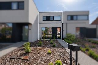 <p>EPC A++ | 3 slaapkamers | dressing | zonnepanelen | laadpaal | passieve vloerkoeling</p><p>3 jaar vrijgesteld van KI</p><p>Deze recente en volledig instapklare BEN-woning is gunstig gelegen op korte afstand van het centrum, winkels, scholen en openbaar vervoer. Dankzij de vlotte verbinding met de autostrade zijn ook omliggende gemeenten en steden gemakkelijk bereikbaar. De woning combineert een uitstekende ligging met hedendaags wooncomfort en een uitzonderlijk energiezuinig karakter.</p><p>Indeling</p><p>Via de inkomhal betreedt u de woning, waar een praktische ingebouwde vestiairekast voldoende ruimte biedt voor jassen en schoenen. Op het gelijkvloers bevindt zich eveneens een apart gastentoilet.<br />Verder bevinden zich hier de lichtrijke leefruimte, eetkamer en keuken. De verschillende leefruimtes sluiten mooi op elkaar aan en zorgen voor een aangenaam en ruimtelijk geheel.</p><p>Op de verdieping bevinden zich drie slaapkamers.<br />De grootste slaapkamer beschikt over een aansluitende dressing. De twee overige slaapkamers zijn elk ca. 10 m² groot. De badkamer heeft bad/douche.<br />Daarnaast is er op deze verdieping ook een tweede, apart toilet.</p><p>Buitenruimte<br />Ook buiten is het aangenaam vertoeven. Het terras is voorzien van een elektrische luifel, ideaal om op zonnige en warme dagen extra schaduw te creëren.<br />In de tuin bevindt zich bovendien een praktisch tuinhuis, ideaal voor het opbergen van fietsen, tuinmateriaal en andere spullen. Achter het huis bevindt zich nog een autostaanplaats die je langs achter kan betreden.</p><p>Energiezuinig en futureproof<br />Met een EPC-label A++ scoort deze woning bijzonder sterk op vlak van energiezuinigheid. De woning is uitgerust met zonnepanelen, een laadpaal en passieve vloerkoeling, wat zorgt voor een combinatie van een laag energieverbruik en aangenaam wooncomfort.</p><p>Bijzonderheden<br />• EPC-label A++<br />• Recente en volledig instapklare woning<br />• 3 slaapkamers<br />• Aansluitende dressing<br />• Badkamer met bad/douche<br />• 2 aparte toiletten, één op het gelijkvloers en één op de ver</p>