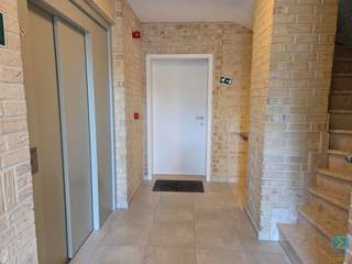 Prachtig, instapklaar design-appartement met 2 slaapkamers.Dit hoogwaardig afgewerkt appartement verwelkomt u via de inkomhal met toegang tot een...