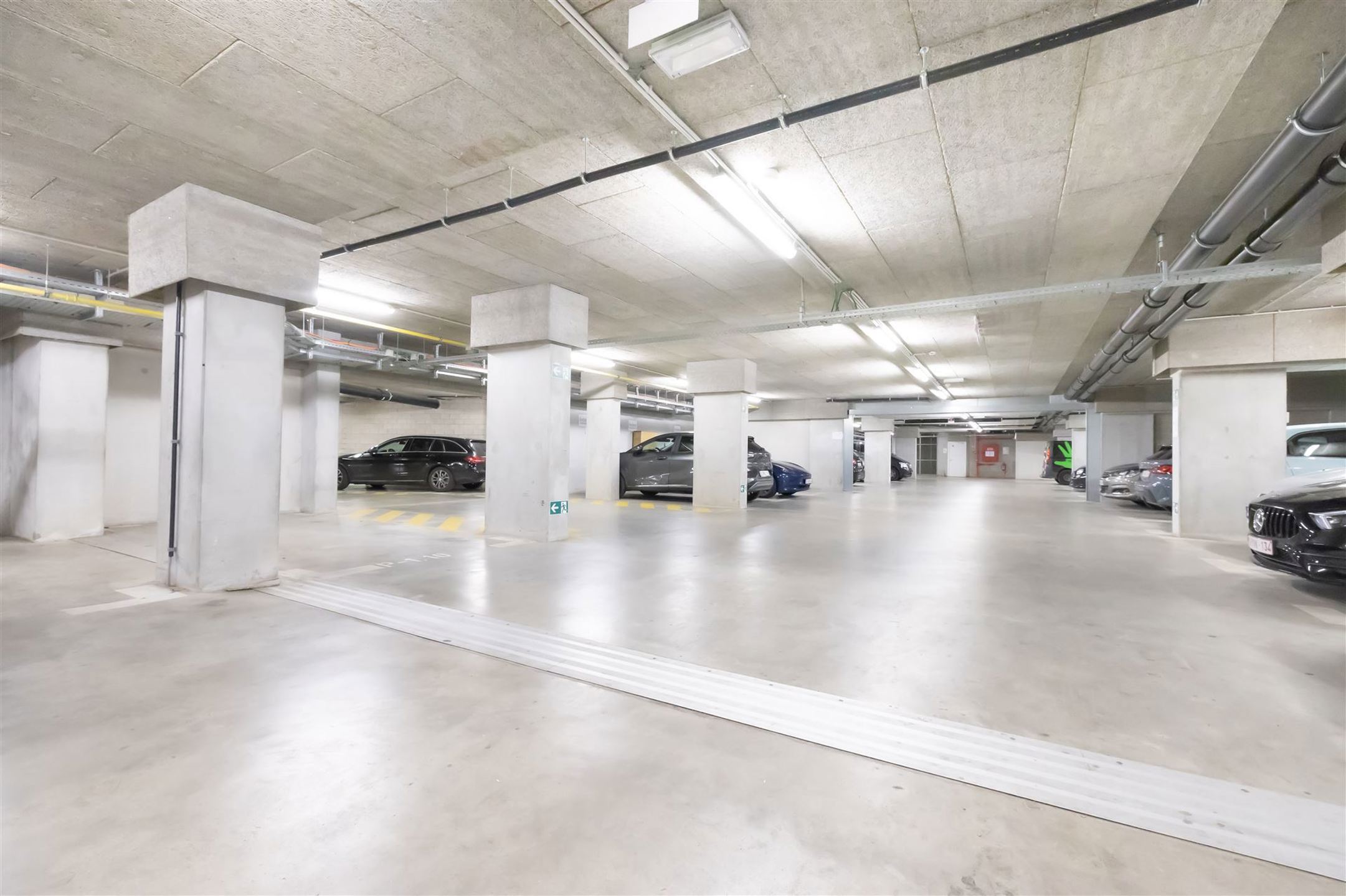 INVESTEREN - 4 PARKEERPLAATSEN TE KOOP! - foto 1