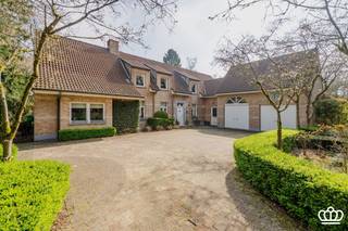 This beautiful villa on a total plot of 4452m², is located across the nature reserve Klein Schietveld near the center of Maria-Ter-Heide...