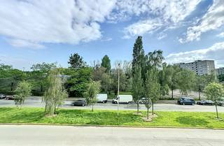 <p>Comfortabel wonen of slim investeren? Dit is je kans!<br /><br />Ontdek dit instapklare appartement met 2 slaapkamers, EPC B (104) en een zuidgericht terras met zicht op een toekomstig vernieuwd park met fietsostrade, speeltuin en hondenweide.<br /><br />Lichtrijke living • Keuken met berging • Ruime badkamer met bad én douche • Apart toilet • Privatieve kelderberging • Gemeenschappelijke fietsenstalling • Lift aanwezig.<br /><br />Recente condensatieketel<br />Elektriciteit AREI-conform & asbestvrij<br />Dak geïsoleerd<br />Geen geplande kosten in het gebouw<br /><br />Slechts 7 minuten van het centrum van Antwerpen!<br /><br />Een interessante opportuniteit voor eigen bewoning én investering!<br /><br />Maandelijkse provisie: € 130, inclusief water.<br /><br />Interesse? Wacht niet te lang en plan je bezoek! <br /><br />Laila | IMMO D’OR – 0477 30 85 59 - laila@immodor.be</p>