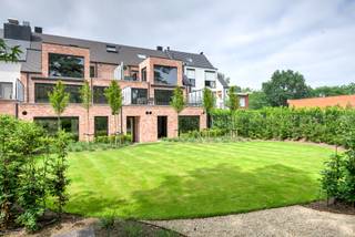 Gelegen op een goed bereikbare locatie bevindt zich dit energiezuinig appartement van ca. 110m² <br /><br /><span><strong>Indeling</strong></span><br /><br />Inkomhal met in gemaakte vestiairekasten - open leefruimte ingedeeld in een zithoek/eetkamer en een open geïnstalleerde keuken voorzien van alle hedendaags comfort. Aparte berging/wasplaats. 2 slaapkamers en op de verdieping een bureel. De badkamer is uitgerust met een inloopdouche en dubb. lavabo. Afzonderlijk toilet. <br /><br />Het terras is zuid georiënteerd. De tuin is mooi aangelegd en gemeenschappelijk in gebruik. Zeer verzorgd appartement op een goede locatie vlakbij winkels en openbaar vervoer.<br /><br /><span><strong>Bijzonderheden</strong></span><br /><br />1 autostaanplaats, alle ramen zijn voorzien van jaloezieën, achteraan zonnewering, lift, zuid terras met zicht op een groene omgeving zonder inkijk, ondergrondse privatieve berging, gemeenschappelijke fietsenberging met laadpunten. Gemeenschappelijke kosten 150 euro per maand (inbegrepen in kosten = algemeen onderhoud gemeenschappelijke delen + containerservice restafval + maandelijkse reiniging ramen buitenzijde + blokpolis + onderhoud van de individuele verw.ketel)<br /><br />Meer informatie te verkrijgen via ons kantoor: info@waterhuys.be - Vg-Wg-Gvv-Gvkr-Gmo