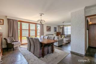 Alleenstaande landelijke woning op een ruim hoekperceel en aanpalend een stuk bouwgrond.STARTPRIJS: Elk bod boven deze startprijs, wordt voorgelegd aan de eigenaars, die al dan niet kunnen in gaan op dit aanbod.Op wandelafstand van het centrum vinden we deze goed onderhouden open bebouwing in landelijke stijl, waar ruimte, comfort en kwalitatieve afwerking perfect samenkomen.De woning beschikt over 2 afzonderlijke ingangen, wat extra mogelijkheden biedt voor een vrij beroep, praktijkruimte of een optimale gezinsindeling.Binnen geniet u van een warme en sfeervolle leefruimte met een gezellige houtcassette en overal zicht op de onderhoudsvriendelijke tuin met ruime berging/werkplaats.Overal in het huis is er gebruik gemaakt van hoogwaardige materialen en een tijdloze afwerking, bovendien telt de woning 4 volwaardige slaapkamers en biedt alle ruimte voor een gezin.Buiten vormt de zongerichte tuin en de ruime terrassen een heerlijke plek om in alle rust te genieten van het buitenleven.De dubbele garage en ruime oprit zorgen voor voldoende parkeergelegenheid en opbergruimte.Gelegen op een royaal hoekperceel biedt deze eigendom bovendien een unieke meerwaarde dankzij het aanpalende stuk bouwgrond, wat interessante mogelijkheden creëert voor de toekomst, zoals een extra woning of een waardevolle investering (onder voorbehoud van de geldende stedenbouwkundige voorschriften)Deze gezinswoning is ideaal voor iemand die op zoek is naar een ruime woning met veel mogelijkheden en dit op een centrale, maar toch rustige ligging!Iets hogere EPC score is te wijten aan de elektrische verwarming, dit kan naar een EPC C score worden gebracht door een condenserende ketel te plaatsen!Voor meer informatie contacteer Regine: 0493 112 050 - regine@correctvastgoed.be👉 Online schattingstool: https://www.correctvastgoed.be/schatting
