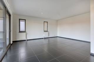 Dit aangename gelijkvloersappartement, gebouwd in 2012, bevindt zich in een verzorgde residentie en biedt een comfortabele en praktische indeling.<br />Winkels, horeca, scholen en openbaar vervoer bevinden zich op wandelafstand.<br /><br />Je komt het appartement binnen via de inkomhal, die toegang geeft tot de lichtrijke leefruimte met grote raampartijen.<br />De open keuken sluit hier mooi op aan en zorgt voor een aangename, open leefomgeving.<br />Verder is er een praktische berging voorzien.<br /><br />Het appartement beschikt over <strong>twee volwaardige slaapkamers</strong>, een apart gastentoilet en een badkamer met dubbele wastafel en ligbad.<br />Een absolute troef is het<strong> ruime terras, de garagebox en een ruime privatieve kelderberging</strong>.<br /><br />Extra comfort wordt geboden door aluminium ramen met dubbel glas, CV op gas en een ventilatiesysteem type D.<br />De residentie beschikt bovendien over een gemeenschappelijke tuin, een fietsenberging en een afvalberging.<br /><br />Een ideale woonst voor wie comfortabel en rustig wil wonen, maar ook een interessante opportuniteit voor investeerders.<br />Interesse? Plan zeker een bezoek in via 03/775.78.79<br />Ben je ook van plan jouw eigendom te verkopen? Maak een afspraak voor een gratis schatting, wij maken er samen een succesverhaal van.<br />