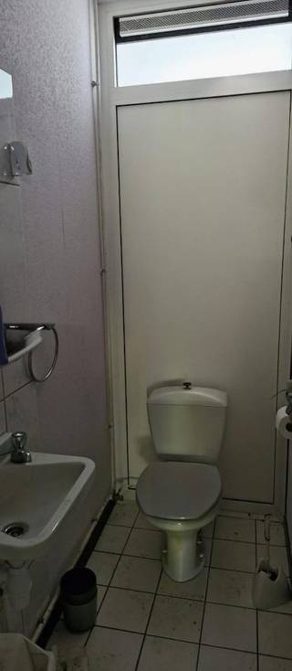 <p>Goed gelegen gezinswoning in een rustige groene wijk (doodlopende straat) vlakbij scholen, winkels en openbaar vervoer</p><p>Gevels recent vernieuwd<br />EPC B<br />verwarming op gas (hoogrendementsketel, recent onderhoudsbeurt gehad)</p><p>indeling<br />gelijkvloers: oprit, hal, inpandige garage, hobbykamer (eventueel om te vormen tot een 4e slaapkamer en wasplaats), gang, gastentoilet, terras en tuin</p><p>1e verdiep: ingerichte keuken (koelkast, inductiekookplaat, vaatwasser), ruime lichte woonruimte met aansluitend terras</p><p>2e verdiep: 2 (kinder)kamers, ruime masterbedroom, ingerichte badkamer (douche en bad in één, badkamermeubel met spoelbak, toilet)</p>