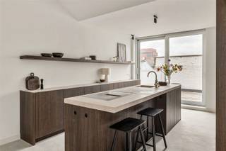 <p><span>Loft emblématique sur le très convoité Eilandje.</span></p><p><span>Vivre avec caractère dans un cadre industriel et un emplacement de choix.</span></p><p><span>Bienvenue dans ce loft exceptionnel d'environ 278 m², entièrement rénové, où l'espace, le design et le confort contemporain sont à l'honneur. Un endroit où chaque mètre carré n'est pas seulement utile, mais dégage une atmosphère et une authenticité.</span></p><p><span>Hauts plafonds, grandes fenêtres et matériaux naturels.</span></p><p><span>Ici, vous vivez dans le quartier animé d'Eilandje, à l'angle du Willemdok et du Napoleonkaai. Vous êtes entouré d'architecture, de gastronomie, des terrasses les plus agréables et vous pouvez vous rendre directement en ville à pied.</span></p><p><span>Pourquoi vous voulez vivre ici ?</span></p><p><span>- Une atmosphère de loft emblématique avec des accents industriels et beaucoup de lumière</span></p><p><span>- Terrasse spacieuse avec beaucoup d'intimité et le soleil de l'après-midi et du soir</span></p><p><span>- Chambre principale avec salle de bain attenante et dressing</span></p><p>-<span> 3 chambres d'amis spacieuses avec</span><span><sup>2ème</sup></span><span> salle de bain</span></p><p><span>- Possibilité d'acheter une place de parking (€ 45,000)</span></p><p><span>Le loft est situé au dernier étage d'un ancien entrepôt. Il y a un espace de vie généreux avec des escaliers menant à la cuisine ouverte. C'est le cœur battant du loft. Ouverte, aérée et lumineuse, elle donne accès à la terrasse.</span></p><p><span>La cuisine sur mesure a été équipée de tous les appareils électroménagers et finie avec de beaux matériaux. Les sols en béton complètent parfaitement le caractère industriel du loft et les matériaux naturels de la cuisine.</span></p><p><span>La chambre principale est spacieuse et dispose d'une salle de bains attenante et d'un dressing pour tous vos vêtements (de coiffure ?).</span></p><p><span>Les trois chambres d'amis se partagent une</span><span><sup>deuxième</sup></span><span> salle de bains. Que vous faut-il de plus ? Salle de jeux ou salle de loisirs ? La pièce polyvalente est parfaite comme salle de jeux, salle de télévision ou bureau à domicile. Un endroit charmant pour se détendre de la ville.</span></p><p><span>Ce n'est pas un appartement comme les autres. Il s'agit d'un véritable loft avec du caractère et beaucoup d'espace.</span></p><p><span>Planifiez votre visite sur <span>www.sinjoor.be</span></span><span> ou appelez-nous pour plus d'informations au 03 283 05 00.</span></p>