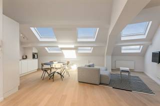 <p><span>Dit recent gerenoveerd appartement is gelegen op de hoogste verdieping van een kleinschalig gebouw (4 units) zonder lift nabij het Groen Kwartier en Berchem Station. Dankzij de vele raampartijen geniet het appartement enorm veel lichtinval. De keuken is volledig geïnstalleerd met alle toestellen, de badkamer heeft een inloopdouche, handdoekradiator en dubbele lavabo, het toilet is apart. Daarnaast zijn er nog 2 volwaardige slaapkamers, telkens met een ingemaakte kast. </span></p><p><span>Het appartement is momenteel gemeubeld verhuurd aan €1.260/maand. </span></p><p><span>Mis deze kans niet!</span></p><p><span> </span></p>