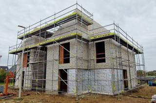 Zoek jij een energiezuinige nieuwbouwwoning op een ideale locatie? Bekijk dan even deze fraaie halfopen bebouwing De woning maakt deel uit van ons nieuwste bouwproject in Evergem. In een kindvriendelijke en toekomstgerichte buurt, dicht bij alle voorzieningen.<br /><br />Het is een zeer energie-efficiënte woning (E-peil 14), uitgerust met geothermische warmtepomp, vloerverwarming, ventilatie met warmterecuperatie en zonnepanelen.<br />Deze ruime gezinswoning heeft een optimale indeling met o.m. een lichtrijke leefruimte, ingerichte eilandkeuken en badkamer, omheinde tuin met gezellig terras, 4 slaapkamers, veel berging én een garage.   <br /><br /><span>Danneels werkt jouw nieuwe woning sleutel-op-de-deur voor je af, incl. terras, oprit en tuinomheining. Voor een vaste prijs en tegen een afgesproken einddatum. Jij kiest de keuken- en badkamerinrichting, vloer- en wandtegels bij onze partners. Onze klantenbegeleider staat voor je klaar met advies op maat. </span>