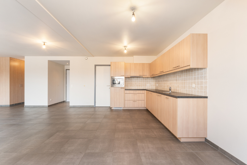 Roeselare-stadskern. Recent en prachtig tweeslaapkamerappartement gelegen op de 2de verdieping. Kleine residentie. Op wandelafstand van alles. Unieke vergezichten ! - foto 3