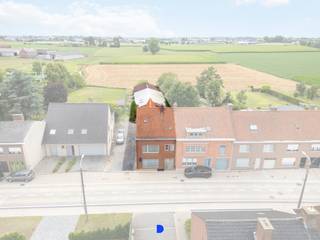 Deze kloeke woning is te renoveren maar biedt veel mogelijkheden voor iemand die op zoek is naar een ruime woonst met bijhorende werk- of opslagplaats.<br /><br /><strong>Indeling:</strong><br />Ruime inkomhal met trap,<br />woonkamer, keuken, apart toilet, badkamer, berging &amp; veranda.<br />Droge kelder.<br /><br />Op het verdiep:<br />- nachthal met apart toilet,<br />- 4 slaapkamers,<br />- ruime zolder bereikbaar via vaste trap<br /><br />Tuin met terras en gazon.<br />Achterliggend een ruime stalling/werkplaats met garage.<br /><br /><u><strong>Details:</strong></u><br />- cv op mazout<br />- aluminium schrijnwerk<br />- regenwater<br /><br /><u><strong>Contact:</strong></u><br />Voor meer informatie of een bezoek, contacteer Stijn op 0491 61 42 19 of info@stijndebusschere.be