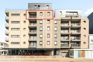 [[ DIT PAND NEEMT DEEL AAN DE ERA OPEN HUIZEN DAG OP 13/6 VAN 11:00 TOT 12:00 ]]
<p>Te koop: gezellig appartement in het hart van Sint-Idesbald, met vrij zicht op de villawijken en een zongericht terras.</p>

<p> </p>

<p>Dit appartement ligt op een toplocatie in het centrum, op wandelafstand van winkels, restaurants en het strand. Dankzij de ligging in een groene omgeving en nabij openbaar vervoer geniet je van zowel rust als bereikbaarheid. Het vrij uitzicht op de villawijken van Sint-Idesbald en het zonnige terras maken dit een ideale plek om te wonen of als tweede verblijf.</p>

<p> </p>

<p>Belangrijkste ruimtes:<br />• Living met veel lichtinval en toegang tot het terras<br />• Keuken met praktische indeling<br />• Slaapkamer met voldoende ruimte voor een dubbel bed<br />• Badkamer met douche en wastafel<br />• Apart toilet</p>
​​​​• Inkomhal met vestiaire

<p>• Zongericht terras met vrij uitzicht<br />Ruime bergin in de kelder</p>
​​​​​​

<p> </p>

<p>Troeven:<br />• Vrij zicht op de villawijken van Sint-Idesbald<br />• Zongericht terras<br />• Gelegen in het hart van Sint-Idesbald</p>

<p> </p>

<p>Neem vandaag nog contact op met je ERA-makelaar voor een bezoek.<br />058 51 92 95 of op simon@eraservimo.be</p>

<p> </p>

<p>JOUW DROOMAPPARTEMENT. ZO GEVONDEN!</p>