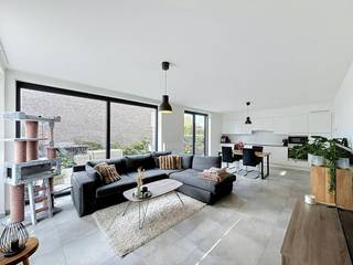 Vous recherchez un logement locatif moderne, prêt à emménager, offrant beaucoup d'espace et de confort ? Cette belle maison neuve située dans la paisible ville de Boezinge allie un aménagement pratique à un confort de vie contemporain.<br /><br />La maison dispose de 3 chambres, de 2 salles de bains, d'un salon spacieux avec cuisine ouverte, d'un abri pour voitures et d'un jardin avec terrasse. La maison a été entièrement peinte et les rideaux sont déjà présents, vous pouvez donc immédiatement profiter d'un cadre de vie agréable.<br /><br />MISE EN PAGE<br />Rez-de-chaussée : <br />- entrée avec toilettes séparées (12 m²) <br />- salon spacieux avec cuisine ouverte (37 m²) avec lave-vaisselle, réfrigérateur, plaque à induction, hotte, four, micro-ondes et placards intégrés - rangement avec branchement pour le lave-linge <br />- chambre de plain-pied (14 m²) <br />- salle de bain avec douche à l'italienne, toilettes et lavabo. <br /><br />Étage +1 : <br />- 2 chambres (13 + 13 m²) <br />- salle de bain 2 avec lavabo, douche et toilettes. <br /><br />À l'extérieur : <br />- abri d'auto <br />- jardin avec terrasse <br /><br />Êtes-vous intéressé par cette propriété à louer à Ypres ? Naviguez ensuite sur le site www.dewaele.com, cliquez sur le bouton rouge « Demander une visite » et remplissez le profil du locataire. Ensuite, nous vous contacterons pour une visite