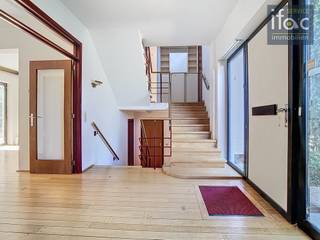 Fantastisch gelegen villa met heel veel lichtinval en een ruime volledig aangelegde Zuid-gerichte tuin. De woning bevindt zich op een toplocatie,...