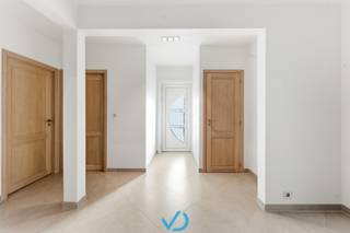 Langs de Meenseweg in Zillebeke bevindt zich deze instapklare villa die ruimte, comfort en een groene omgeving perfect combineert. Je woont hier midden in het groen, met een open en rustgevend uitzicht, terwijl je dankzij de vlotte verbindingen snel toegang hebt tot winkels, scholen, openbaar vervoer en belangrijke invalswegen. Ook de A19 bereik je in geen tijd, wat deze ligging bijzonder interessant maakt voor wie comfortabel én centraal wil wonen.<br /><br />De woning verwelkomt je via een ruime inkomhal die toegang biedt tot de lichtrijke leefruimtes. De gezellige zithoek met houtkachel vormt het warme hart van de woning en sluit mooi aan op de eetplaats en de volledig ingerichte keuken. Deze keuken is uitgerust met alle hedendaags comfort en vormt een aangename plek om te koken en samen te komen.<br /><br />Op het gelijkvloers bevinden zich drie volwaardige slaapkamers, waarvan één met een ruime dressing. Daarnaast is er een moderne badkamer met inloopdouche, dubbel lavabomeubel en toilet. Op de bovenverdieping komen daar nog twee extra slaapkamers bij, ideaal voor een groot gezin, hobbyruimte of bureau. Een absolute meerwaarde is dat de woning volledig onderkelderd is. Hier vind je meerdere praktische bergruimtes en een dubbele garage, perfect voor wagens, fietsen en extra opslag.<br /><br />De villa werd de voorbije jaren grondig aangepakt en is volledig instapklaar. Zo werden onder meer de ramen vernieuwd, is er airco geplaatst, zijn keuken en badkamer vernieuwd en werd de woning uitgerust met camerabewaking, alarmsysteem, ventilatie en zonnewering. Alles is aanwezig om hier zorgeloos en comfortabel te wonen.<br /><br />Ben je op zoek naar een ruime villa in Zillebeke met vijf slaapkamers, een dubbele garage en een groene ligging met uitstekende bereikbaarheid? Mis deze kans niet en plan vandaag nog je bezoek in.