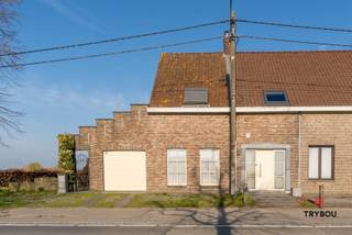 Goed onderhouden woning met grote tuin op een boogscheut van het centrum van Poelkapelle.<br /><br />De woning bestaat uit:<br />Gelijkvloers: inkomhal - eetplaats - zithoek - uitgeruste keuken - badkamer - garage<br />Verdieping: nachthal - 2 slaapkamers<br />Zolder<br /><br />Centrale verwarming met hogerendementsketel - radiatoren - kachel<br /><br />Dubbele beglazing - dakisolatie<br /><br />Verzorgde, onderhoudsvriendelijke tuin met ruim terras met overkapping - moestuin