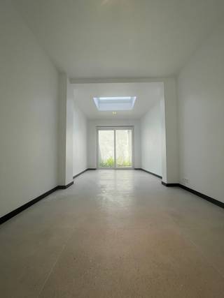 Een bezoekmoment aanvragen kan via onze website: https://www.vicusvastgoed.be/aanbod?prefilter=huren<br />- Ga naar het respectievelijke pand en klik op ‘bezoek aanvragen’.<br />- Na invullen van ‘mijn huurprofiel’ koppelen wij spoedig terug.<br /><br />NIET BELLEN<br />GEEN COHOUSING<br /><br />Deze woning beschikt over een inkomhal met een apart toilet bij het binnenkomen. <br />De keuken is uitgerust met SIEMENS-toestellen, waaronder een inductiekookplaat, vaatwas, dampkap met koelkast en diepvriezer.<br />De ruime leefruimte heeft een schuifraam dat uitmondt op het terras. <br /><br />Op de eerste verdieping bevindt zich de eerste slaapkamer met badkamer, voorzien van een regendouche,twee lavabo’s en een toilet.<br />De tweede verdieping bevat nog een slaapkamer en een overloop die uitmondt in een zolderkamer. <br /><br />Deze woning heeft een A-label! Dit wil zeggen dat het gebouw in de laagste energie-klasse zit en dus zéér energiezuinig is. Door het lage energieverbruik wordt niet alleen de CO2-uitstoot verminderd, maar ook de energiekosten worden aanzienlijk verlaagd! Het EPC A-label is een officiële classificatie die enkel wordt toegekend aan gebouwen met een hoge energie-efficiëntie en een lage energie-index.<br /><br />Deze woning werd uitgerust met duurzame isolatie, een efficiënt verwarmingssysteem, waterrecuperatie, energiezuinige verlichting en zonnepanelen. Dankzij deze energiebesparende maatregelen en geavanceerde technologieën wordt het energieverbruik tot een minimum beperkt en is waardevast futureproof wonen gegarandeerd!<br /><br />HUURPRIJS: 1050 euro/maand<br />Forfait zonnepanelen: 75 euro/maand