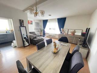 Vergunde opbrengsteigendom op rustige ligging. Het gebouw bestaat uit 4 appartementen met 2 slaapkamers en terras/tuin + 2 garageboxen.Indeling van...
