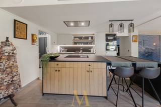 Dit kwalitatief afgewerkte hoekappartement met tuin en overdekt terras combineert comfort, licht en een uiterst centrale ligging.Via de inkomhal met...