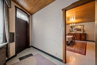 <strong>Ruime hoekwoning met 4 slaapkamers, zonnige tuin en uitzonderlijk potentieel te Beitem (mogelijkheid tot huren achterliggende loods)</strong><br /><br />Tegenover de Sint-Godelievekerk in het hart van Beitem-Roeselare vinden we deze ruime hoekwoning terug, een eigendom die weliswaar een opfrissing vraagt, maar vooral uitblinkt door haar grote bewoonbare oppervlakte van maar liefst 231 m² en haar veelzijdige indelingsmogelijkheden. Het pand is gelegen op een uiterst bereikbare ligging op wandelafstand van lagere school, openbaar vervoer, slager, bakker, frituur, ...<br /><br />Bij het betreden van de woning komen we in de inkomhal, die toegang biedt tot de verschillende leefruimtes. Vooraan bevindt zich de ruime leefkamer, die naadloos overgaat in een gezellige zithoek — een aangename plek om tot rust te komen. Daarnaast is er een droge kelder, ideaal voor extra opbergruimte. <br /><br />De woning beschikt over een geïnstalleerde hoekkeuken met een praktische ontbijthoek, perfect voor dagelijkse momenten met het gezin. Op het gelijkvloers vinden we bovendien een slaapkamer, die ook uitstekend kan dienen als bureelruimte of praktijk, wat de woning bijzonder geschikt maakt voor thuiswerk of zelfstandige activiteiten.<br /><br />Verder omvat het gelijkvloers een apart toilet, een badkamer met instapdouche en enkele wastafel, een wasplaats en een ruime berging, wat zorgt voor een uiterst functionele indeling en voldoende potentieel voor uitbreiding of opbergmogelijkheden.<br /><br />De onderhoudsvriendelijke tuin van ca. 120 m² is zongericht en bereikbaar via de zijkant van de woning.<br />Hier kan zonder moeite een gezellige stadstuin worden gecreëerd, ideaal om te genieten van rust en privacy in een aangename buitenomgeving.<br /><br />Op de verdieping bevindt zich een nachthal die toegang geeft tot drie volwaardige slaapkamers. Aansluitend is er een extra zolderruimte, voorzien van een vaste trap naar de ruime hoofd­zolder.<br /><br />Deze verdieping biedt een uitzonderlijk uitbreidingspotentieel en leent zich perfect voor het creëren van bijkomende slaapkamers met dressing, een hobby- of speelkamer, een thuiskantoor, een man-cave of een ontspanningsruimte.<br />Dankzij de royale oppervlakte kan deze ruimte volledig worden ingericht naar eigen wensen en noden, waardoor de woning moeiteloos kan meegroeien met een gezin of veranderende levensstijl.<br /><br />Kortom, deze woning is een uitstekende opportuniteit voor wie op zoek is naar ruimte, karakter en potentieel, op een centrale en charmante ligging in Beitem. Met de juiste aanpak kan dit pand worden omgevormd tot een prachtige gezinswoning op maat.<br /><br />EPC 777 kWh/m2 (F-Label) UC3756642<br /><br />+ Hoekwoning met ruime bewoonbare oppervlakte van 231m2<br />+ Vlotte bereikbaarheid met de nodige invalswegen<br />+ Wandelafstand van lagere school, openbaar vervoer, winkels, ...<br />+ Goed onderhouden gezinswoning met potentieel<br />+ 4 slaapkamers en mogelijkheid tot meerdere en bureelruimte<br />+ Zongerichte onderhoudsvriendelijke tuin van circa 120m2<br />+ Zij-ingang biedt een extra troef<br />+ Mogelijkheid tot huren achterliggende loods<br /><br />KOOP DEZE HOEKWONING RECHTSTREEKS VAN DE EIGENAARS!<br /><br />0475/62.87.43 <br /><br />DIT PAND WORDT VERKOCHT ZONDER VASTGOEDMAKELAAR!<br /><br />Ook beslist om uw eigendom te verkopen? Bespaar de makelaar dankzij onze reeds bewezen succesformule.