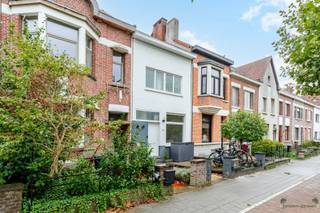 <h3><span>Ruime gezinswoning met gezellige tuin op centrale locatie in Schoten</span></h3><p><span>Deze centraal gelegen gezinswoning combineert een aangename leefruimte met heel wat praktische mogelijkheden en een gezellige tuin. Dankzij de ruime indeling, drie slaapkamers en de veelzijdige kelder is dit een woning met potentieel voor gezinnen die op zoek zijn naar ruimte en comfort.</span></p><p><span>Via de inkomhal, voorzien van een gastentoilet, komen we in de lichte leefruimte met eetruimte en een gezellige zithoek. De half-open keuken sluit mooi aan en geniet dankzij de lichtkoepel van een aangename natuurlijke lichtinval. De keuken is uitgerust met een gasvuur, spoeltafel, vaatwasser, koelkast, diepvries en combi-oven.</span></p><p><span>Vanuit de keuken is er toegang tot de aangename tuin. Deze is voorzien van een volledig drainagesysteem en beschikt achteraan over een ruim tuinhuis met elektriciteit, ideaal als bergruimte, hobbyruimte of voor het stallen van tuinmateriaal.</span></p><p><span>Een belangrijke troef van de woning is de ruime kelder die door de sta-hoogte polyvalent benut kan worden. Naast wasplaats kan deze verdieping bijvoorbeeld als fitnessruimte, hobbyruimte of bijkomende opslag benut worden.</span></p><p><span>Op de eerste verdieping bevinden zich een ruime hoofdslaapkamer en de badkamer. Aansluitend aan de badkamer is er een extra ruimte die momenteel als wasruimte wordt gebruikt, maar ook perfect kan worden ingericht als dressing, bureau of bijkomende kamer. De badkamer kan naar eigen smaak nog verder worden opgefrist.</span></p><p><span>De trap leidt verder naar de tweede verdieping, waar zich nog twee kamers bevinden. Hierdoor beschikt de woning in totaal over drie slaapkamers, aangevuld met verschillende polyvalente ruimtes.</span></p><p><span>Kortom, een ruime en veelzijdige gezinswoning met een aangename tuin, veel bergruimte en tal van mogelijkheden om de woning volledig naar eigen wensen in te richten, dit alles op een centrale locatie in Schoten.</span></p>
