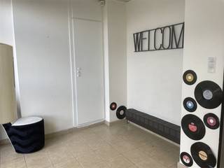 Aan de verkeerslichten gelegen handelspand met diverse uitbatingsmogelijkheden. Het pand is ook geschikt voor vrije beroepen.Grote show of...